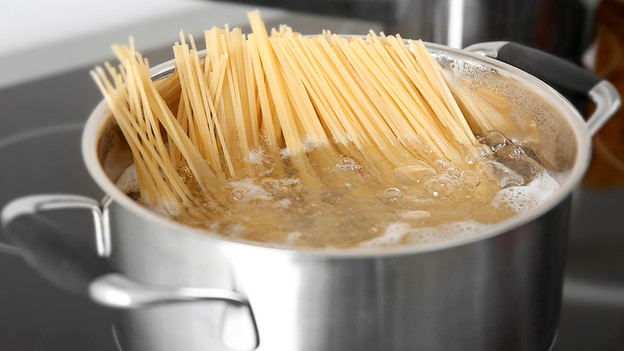 kookpan met spaghetti