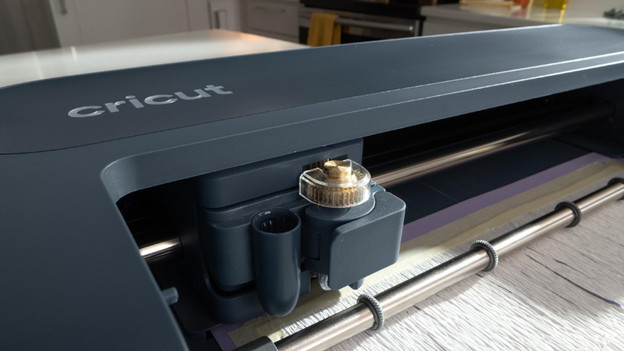 Een Debossing Tip bevestigen aan een Cricut apparaat