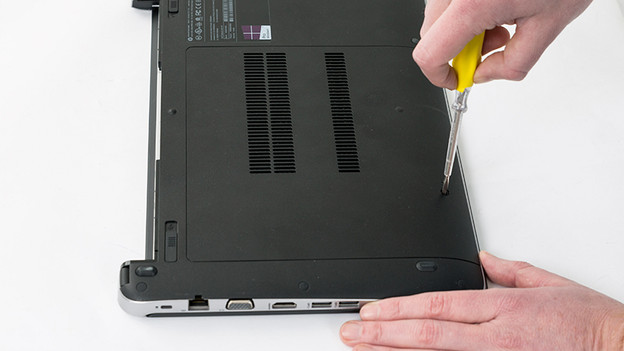 Dévissez le bas du boitier du PC portable avec un tournevis.
