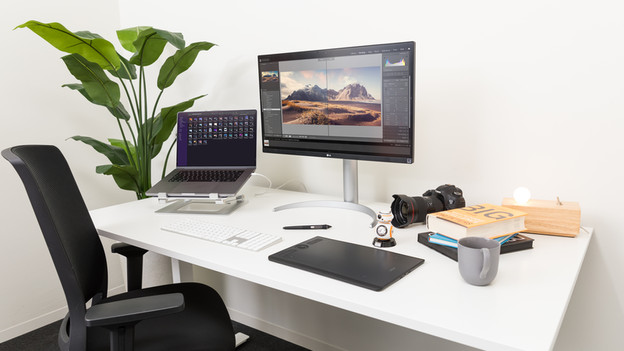 Bureau avec PC portable et écran