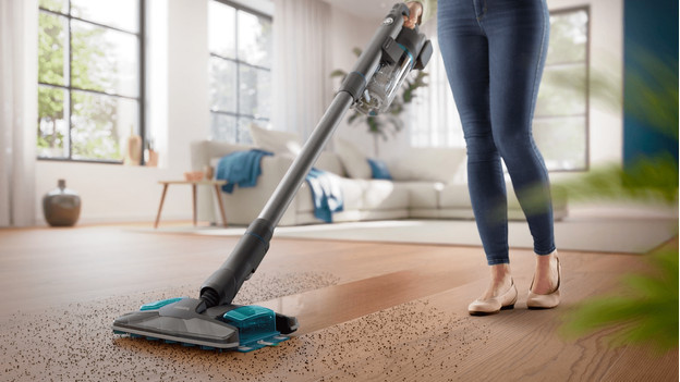 Aspirateur-balai Philips sur le sol