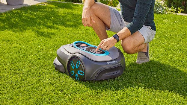 Op een knop drukken op een robotmaaier