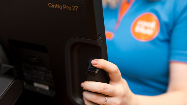 Le spécialiste appuie sur les ExpressKeys au dos de la tablette graphique