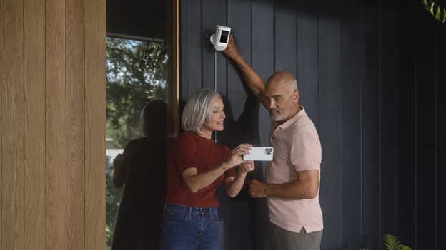 Een Ring camera wordt geïnstalleerd