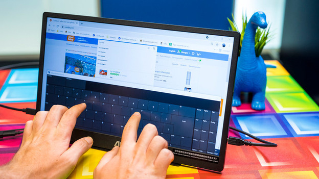 Expert travaillant sur un écran PC avec écran tactile