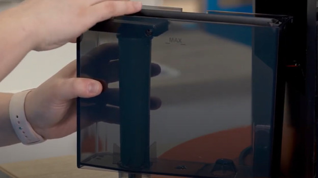 Placer le filtre à eau dans le réservoir d'eau