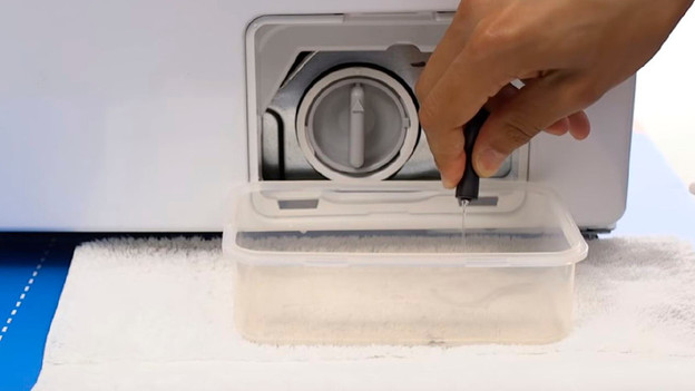 Empty the drain filter of the washing machine