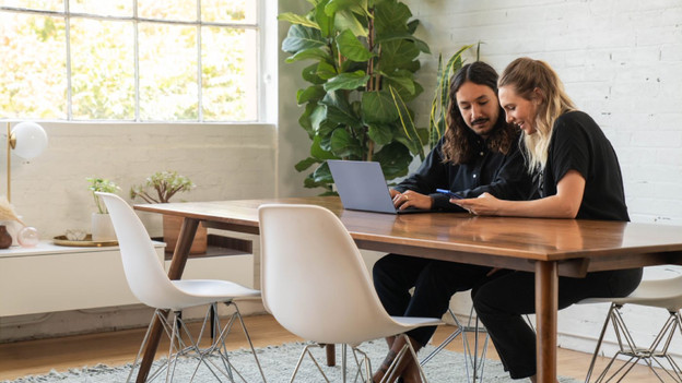 Mensen die met een Qualcomm laptop werken.