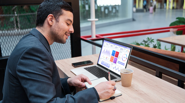 Un homme est au travail