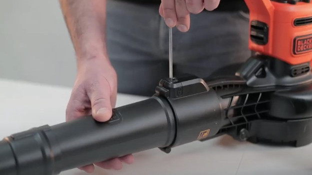 Remplacer le tube de soufflage du souffleur de feuilles