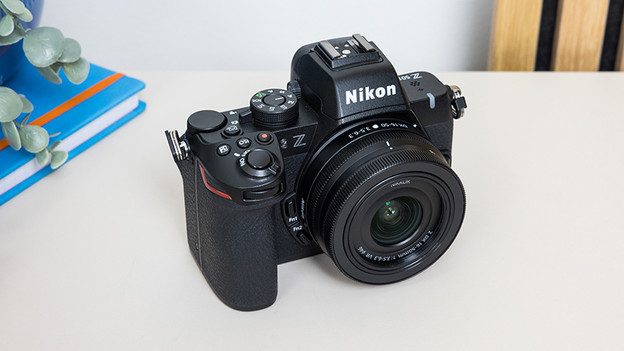 Nikon Z50 II : bouton Picture Control + une carte SD