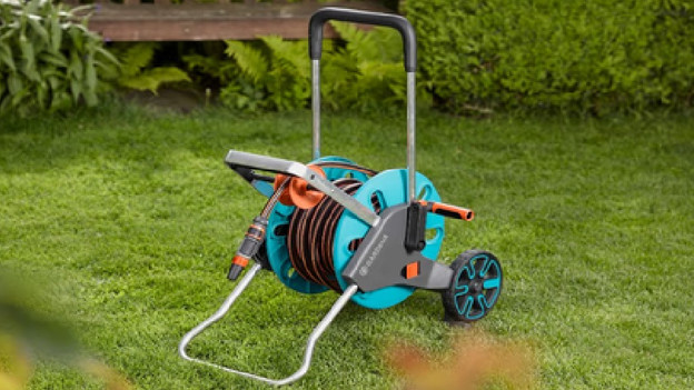 Hoe houd je je tuinslang netjes en uit de weg?