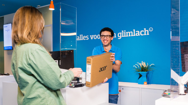 Personne qui donne un nouveau PC portable à quelqu'un d'autre.