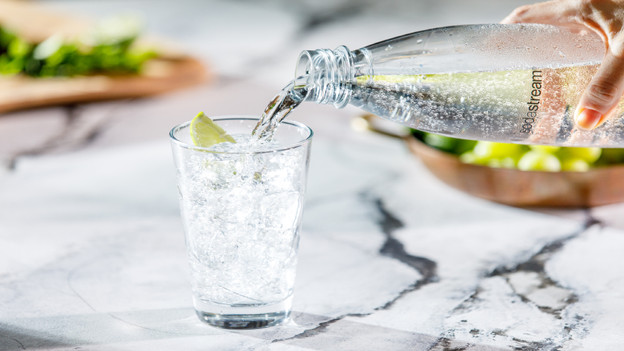 Flessen heen en weer zeulen