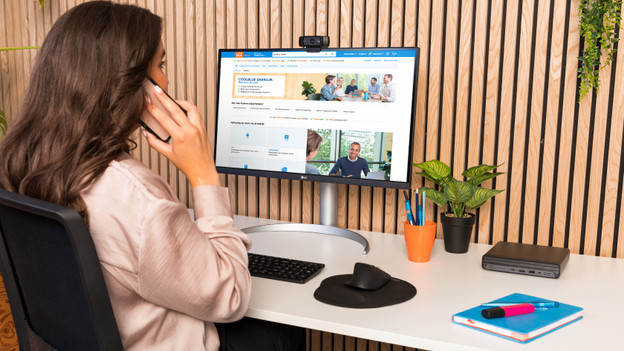 Collaborateur en conversation avec un partenaire professionnel