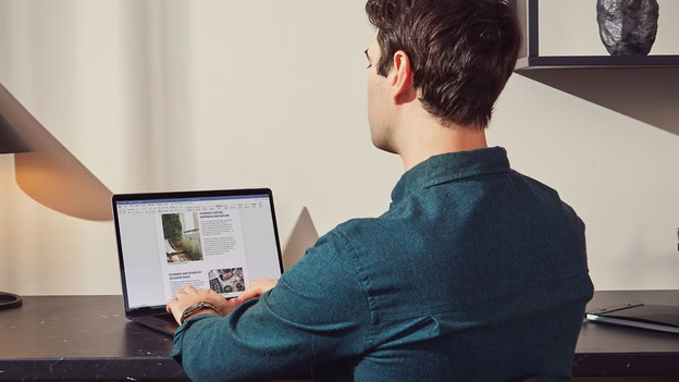 MacBook op een tafel