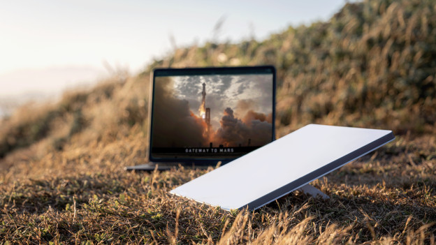 Starlink Mini in een veld met laptop