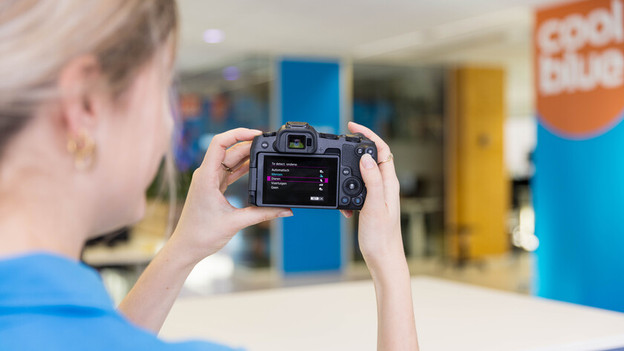 EOS R8: recognizes people, eyes, animals, cars