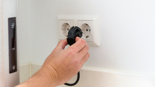 Connect the Telenet TV receiver to the AC power