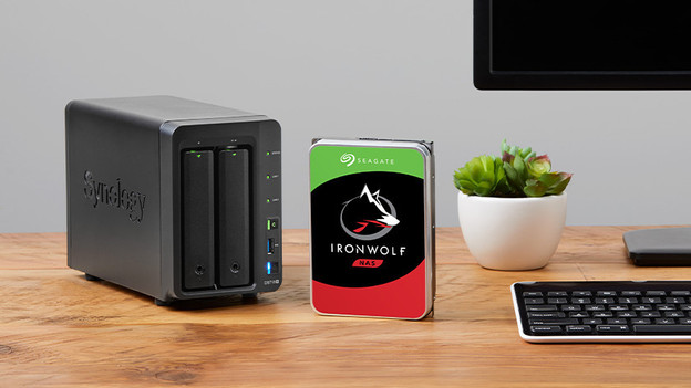 Un HDD Ironwolf à côté d'un NAS Synology