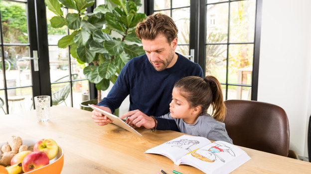 Père et fille utilisant une tablette