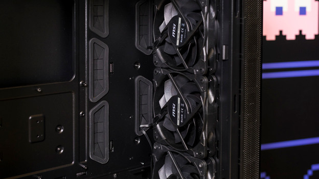 HDD en SSD bays in een computerbehuizing