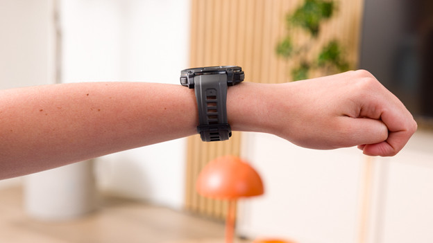 Garmin Instinct 3 50 mm op een kleine pols