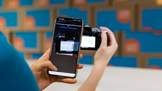 Connect smartphone to camera