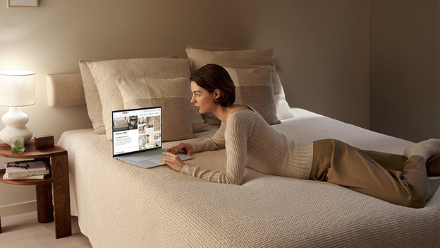 Vrouw kijkt op laptop