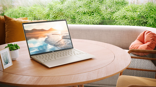 HP Pavilion Aero sur une table