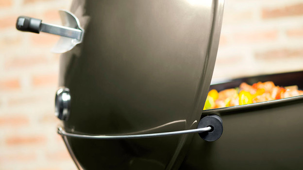 Clean a charcoal barbecue