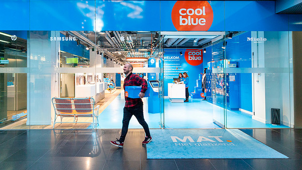 Externe SSD's bekijken in de winkel