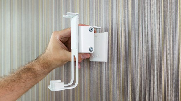 Someone that hangs the mount of the BlueBuilt wall mount