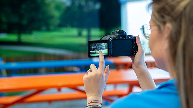 I want an SLR camera to record vlogs