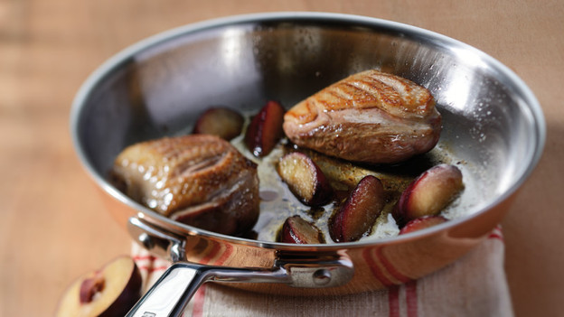 Vlees en fruit in pan zonder antiaanbaklaag
