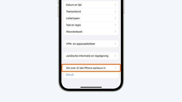 Kies voor 'Zet over of stel iPhone opnieuw in'