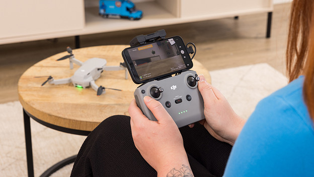 DJI Mini 4K : écran au-dessus de la manette