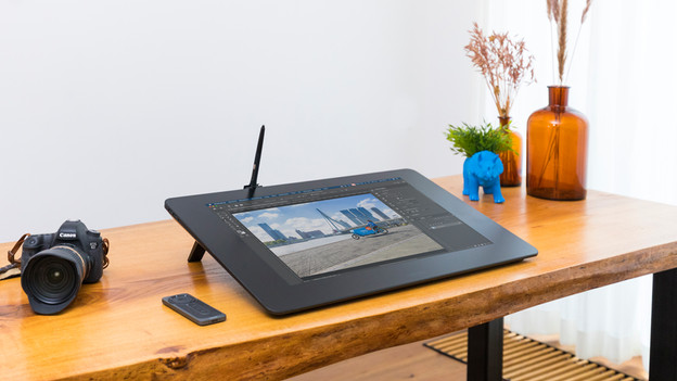Drawing tablet with screen on desk