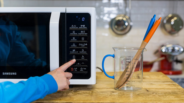 Micro-ondes solo en pose libre