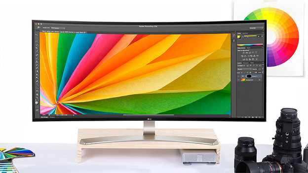 Ultrawide monitor van LG met Adobe Photoshop open