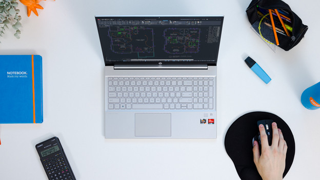 Un PC portable avec des dessins techniques