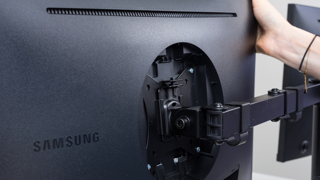 Vissez l'écran PC sur la plaque VESA