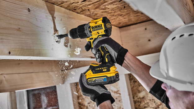 Drill in wood with a cordless drill