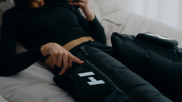 Hyperice Normatec Premier: ingebouwd paneel en app