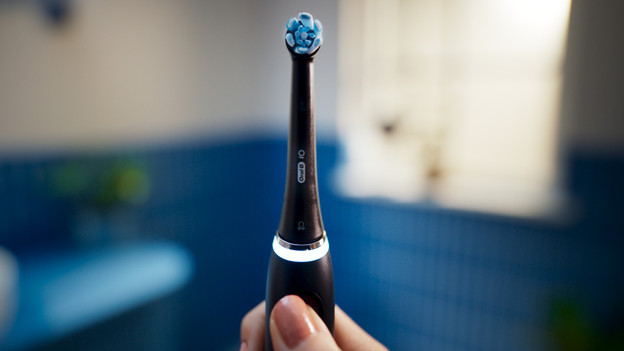 Een opzetborstel op een elektrische tandenborstel