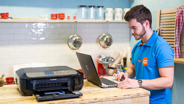 Un homme imprime des photos