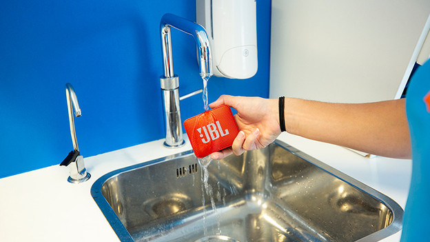 Enceinte sous le robinet