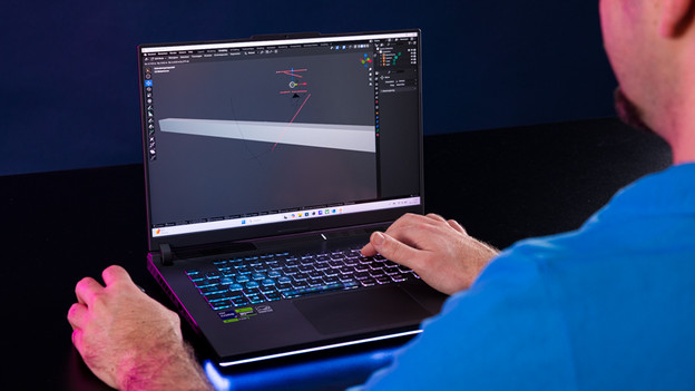Specialist werkt in Blender op ASUS ROG Strix gaming laptop