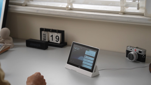 Déposez l'Eufy Smart Display E10