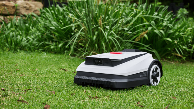 Ecovacs robotmaaier staat in het gras